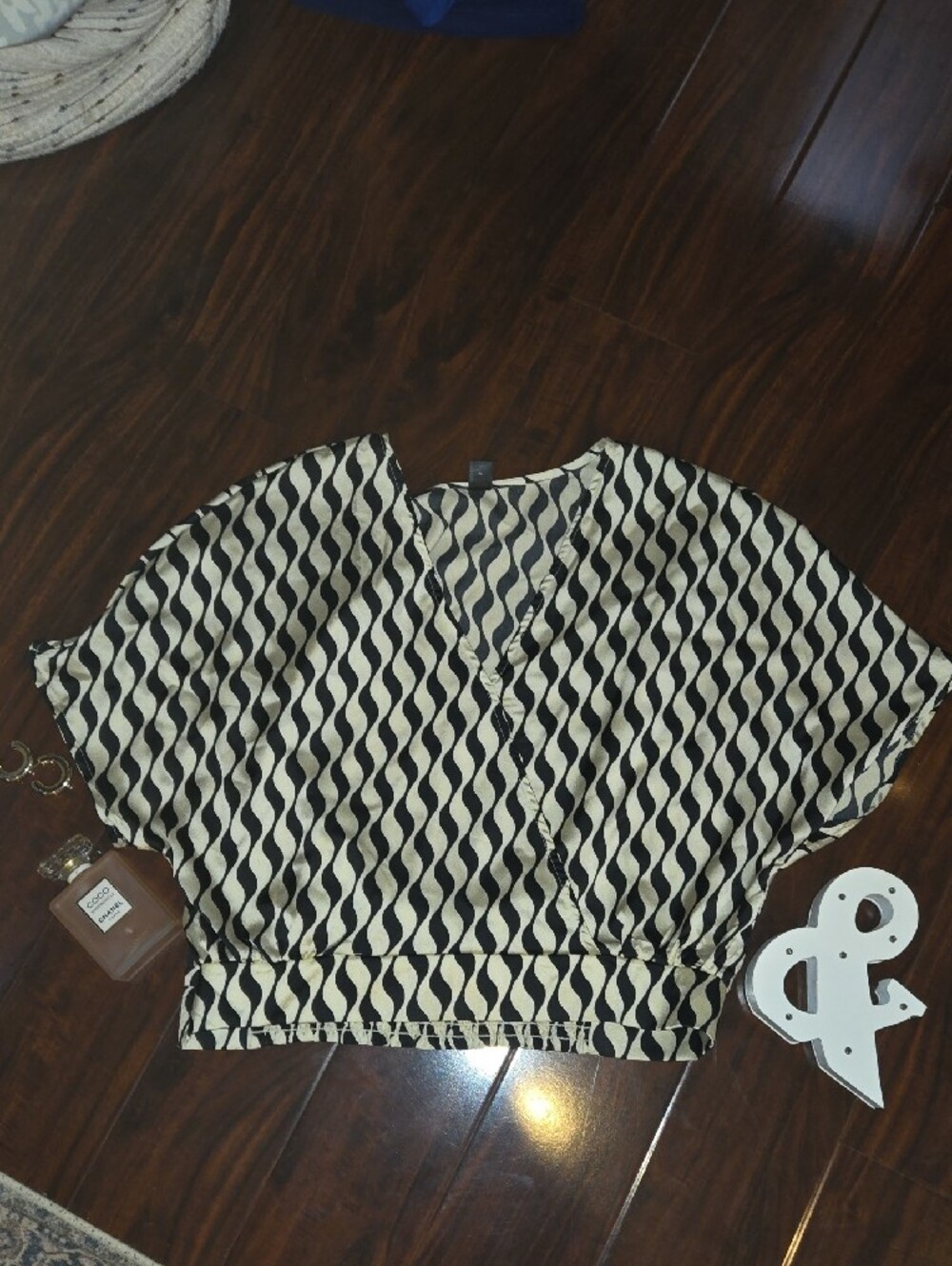 SHEIN Black and Cream Wavy-Stripe Short Sleeve - Picture 2 of 6